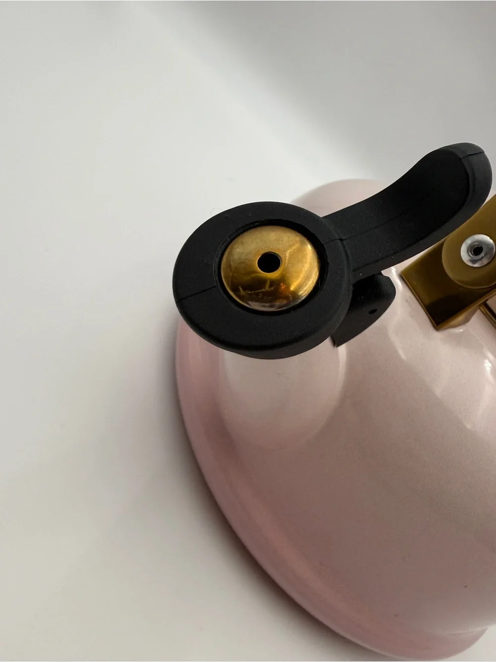 Le Creuset Classic Stovetop Kettle 1.7Qt - Shell Pink w/ Gold Trim & Heart Knob